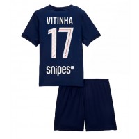 Dětský fotbalový dres Paris Saint-Germain Vitinha #17 2025-26 Domácí Krátký Rukáv (+ trenýrky)